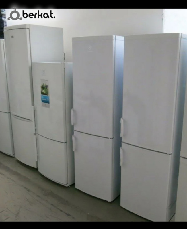Много холодильников. Куча холодильников. Много холодильников б/у. Утилизация холодильников.